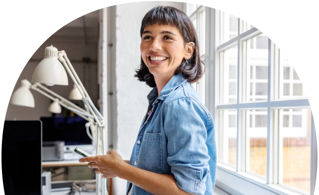 Mujer usando su teléfono