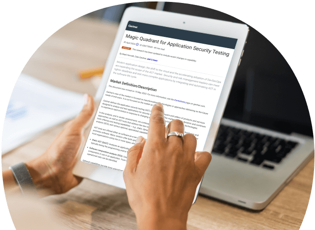 Person reading Gartners magiska kvadrant för testning av applikationssäkerhet